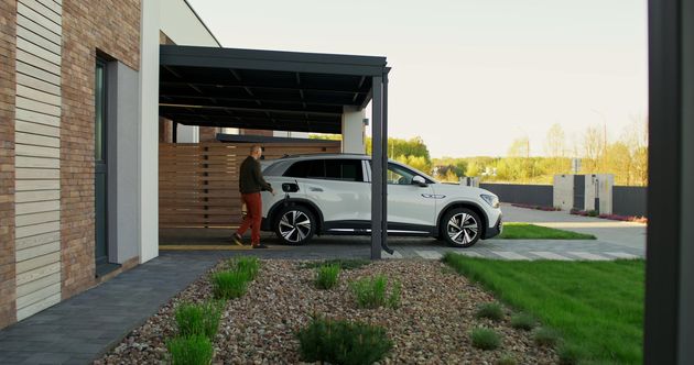 fedett autóbeálló építése kertesháznál