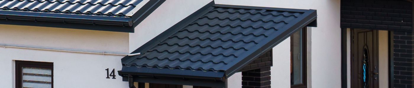 Modern családi ház félereszes tető készítése közben - tetőfedés árak és minőségi megoldások szemléltetése