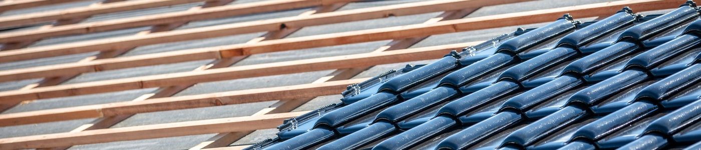 Új tető építése közben, biztonságos tetőépítés családi házra