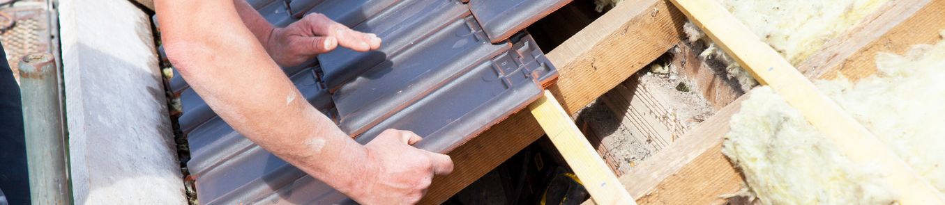 Tetőcsere szakszerű kivitelezéssel, tartós és biztonságos megoldás Tetőcsere családi házon régi fedés bontásával és új tető kialakításával