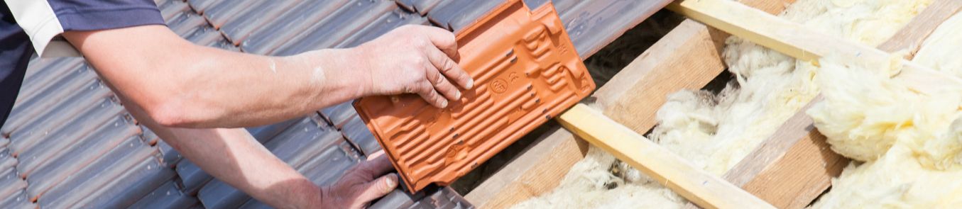 Tetőcsere komplett kivitelezéssel biztonságos otthonért Palatető felújítás régi családi házon korszerű megoldásokkal