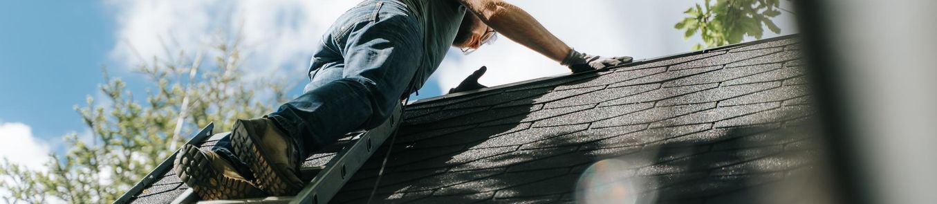 zsindely tető javítás családi ház tető felújításánál zsindely tető javítás sérült bitumenes zsindely cseréjével