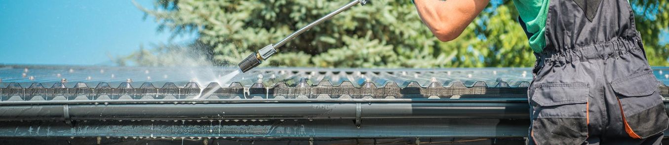 Tetőmosás magasnyomású tisztítással, lerakódások és szennyeződések eltávolítása