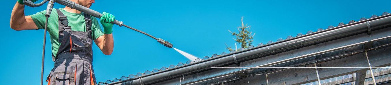 Tetőmosás szakemberrel, tetőfelület tisztítása a hosszabb élettartamért és szebb