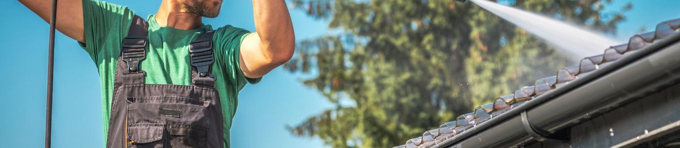 Tetőmosás cserepes tetőn, moha és alga eltávolítása kíméletes technológiával