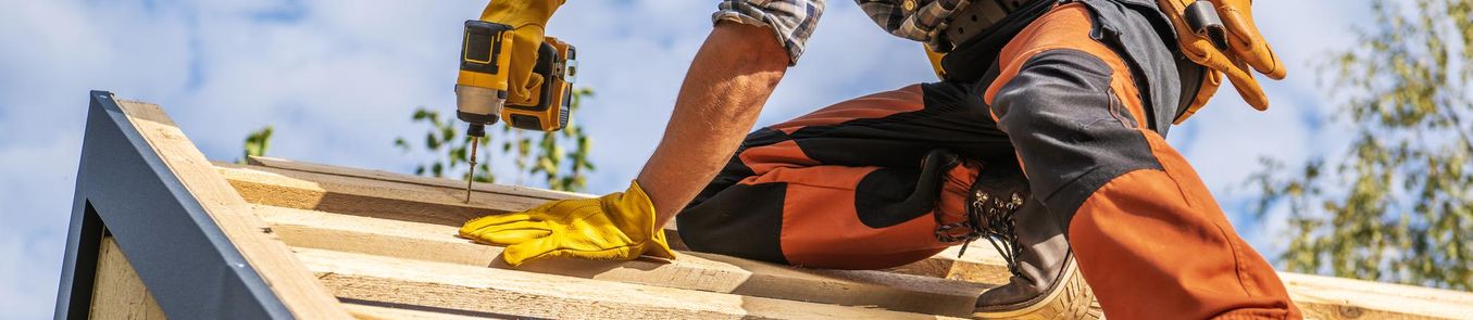 tetőszerkezet építése fa gerendákkal családi házon