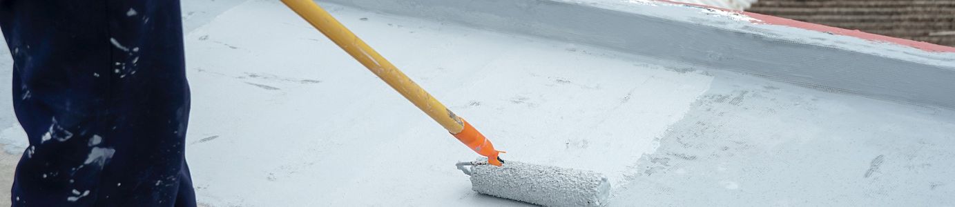 Lapostető vízszigetelés kivitelezés közben tartós védelemmel és precíz rétegrenddel